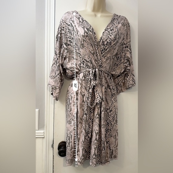 Secret Treasures Women’s Snake Print Kimono Style Robe with Belt M - Picture 8 of 10